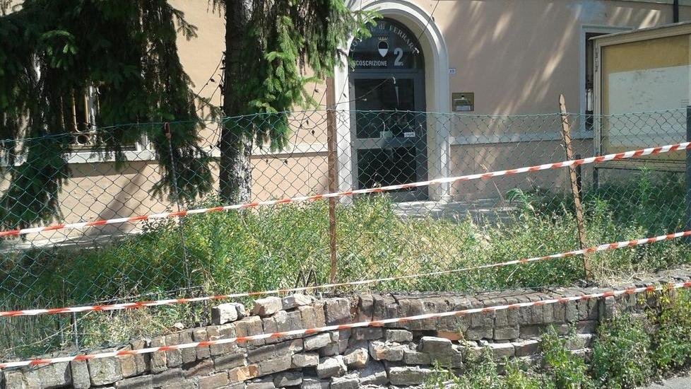 Crolla muretto nell’ex circoscrizione