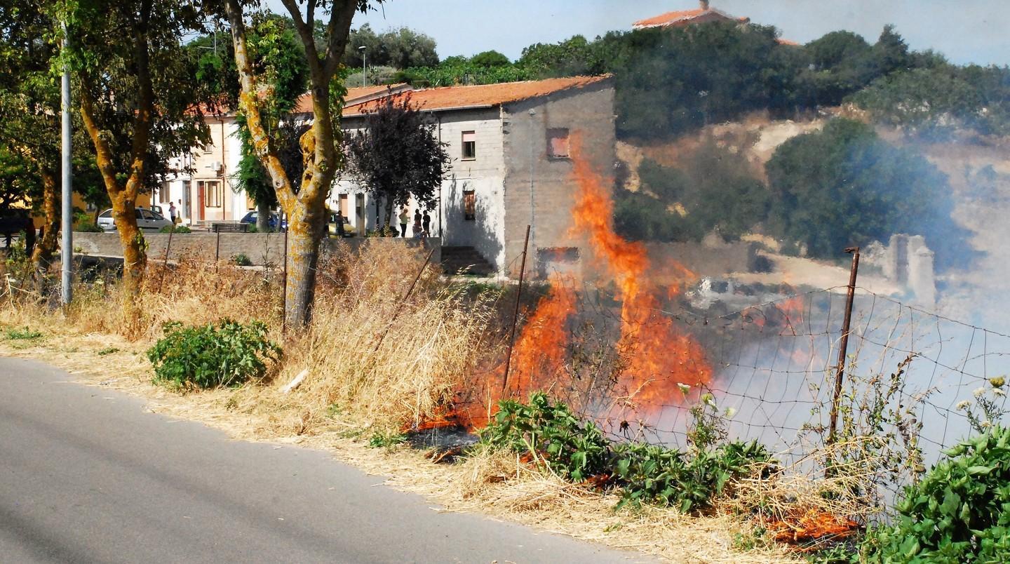 Nulvi, dieci ettari di terreni coltivati distrutti dal fuoco