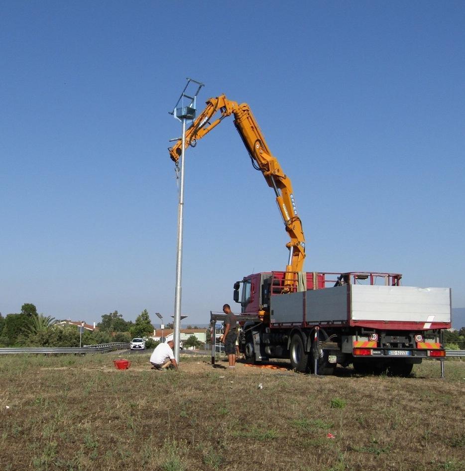 Il Rotary installa il lampione sul viadotto