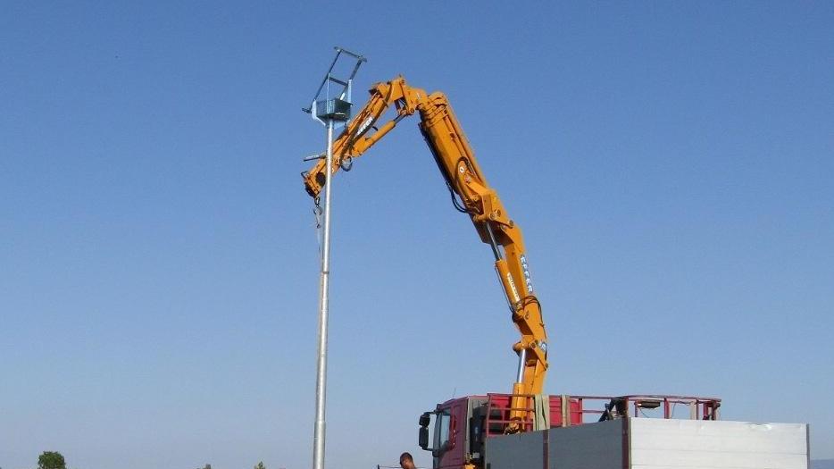 Il Rotary installa il lampione sul viadotto