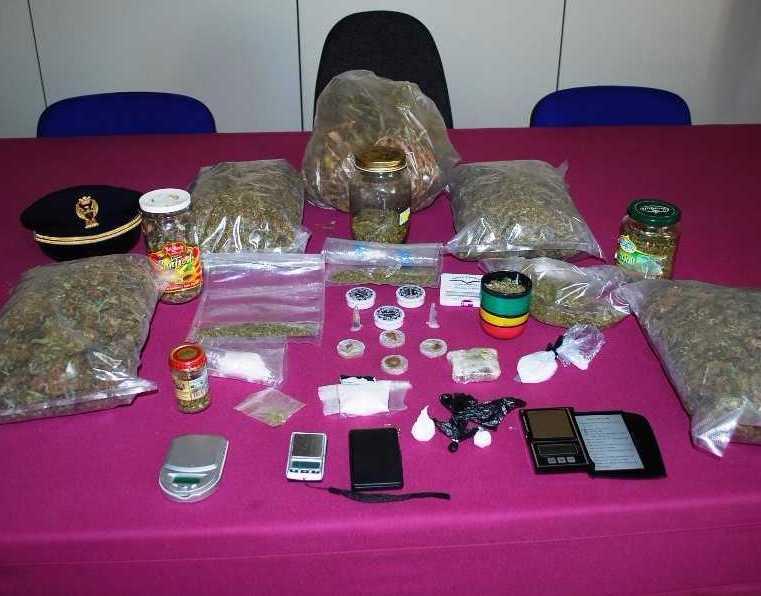 La droga nei mobili di casa arrestato uno spacciatore 