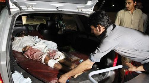 Pakistan: in fiamme un'autobotte carica di carburante: 141 morti