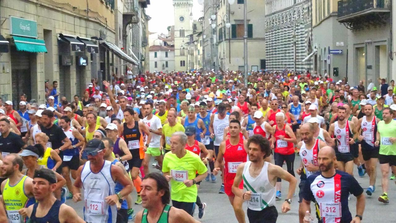 I podisti appena partiti transitano da via Cavour (foto Gori)