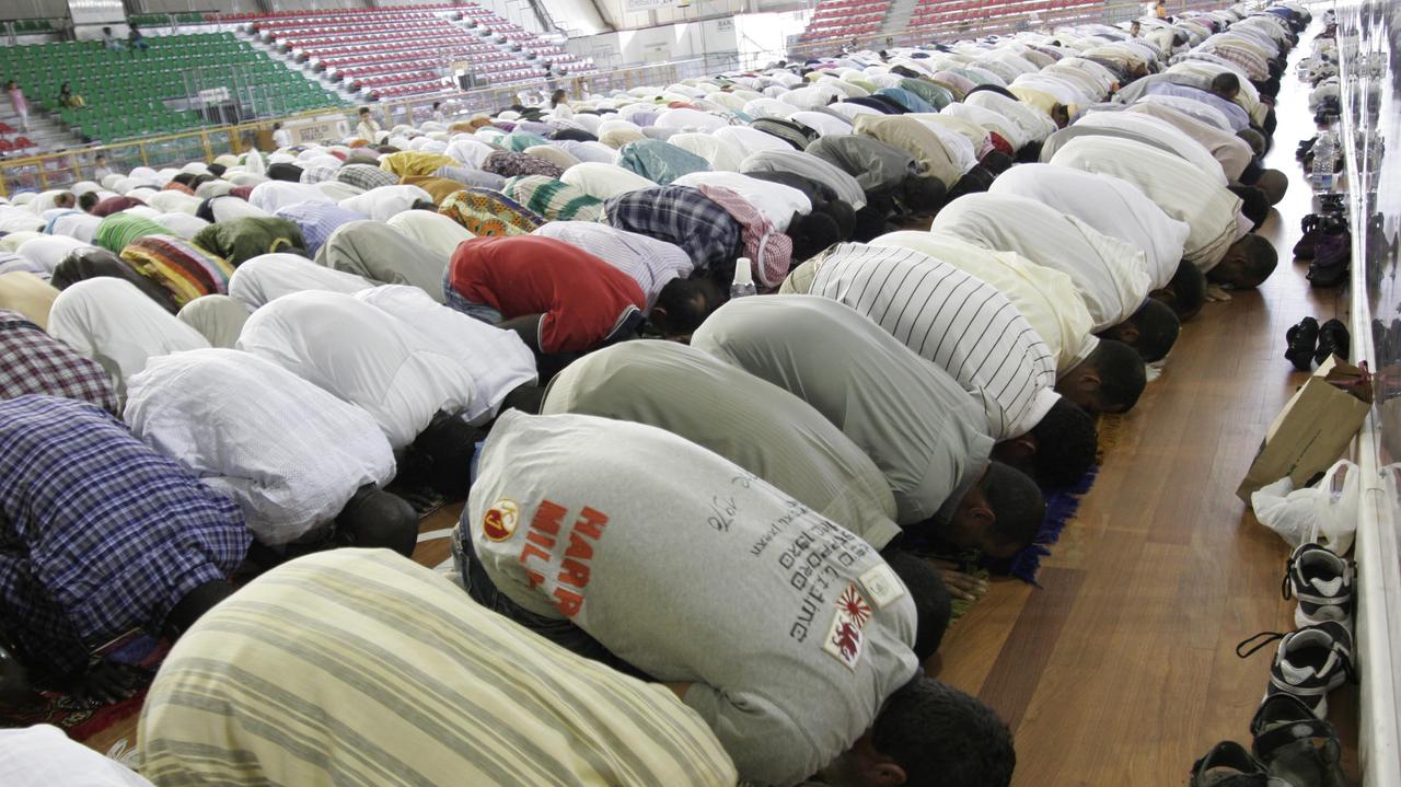 I fedeli musulmani in preghiera al PalaRogai per la fine del Ramadan (foto Batavia)
