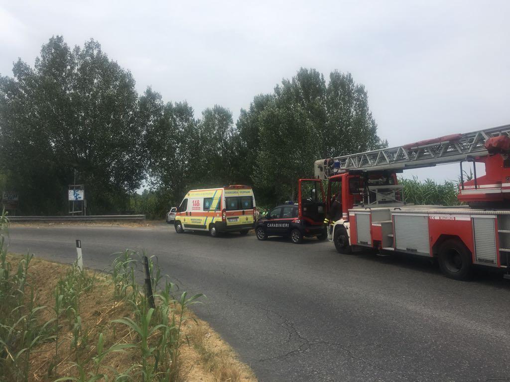 Ambulanza, carabinieri e vigili del fuoco intervenuti sul ponte di Caprona