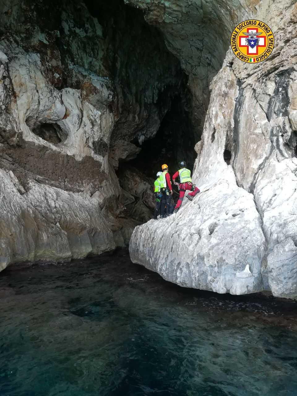 Baunei, cade mentre scala la parete di una grotta a Cala Goloritzé: salvata dal Soccorso alpino