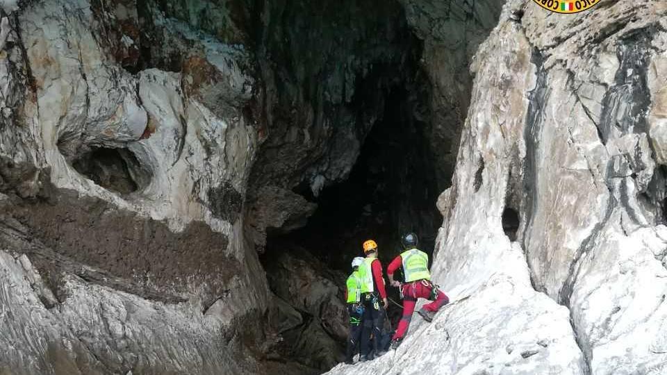 Baunei, cade mentre scala la parete di una grotta a Cala Goloritzé: salvata dal Soccorso alpino