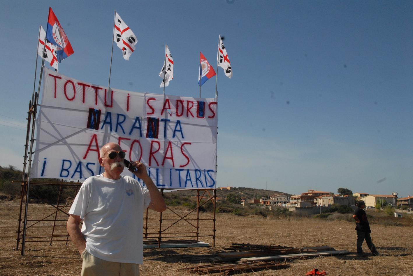 Doddore Meloni in una manifestazione contro le basi militari