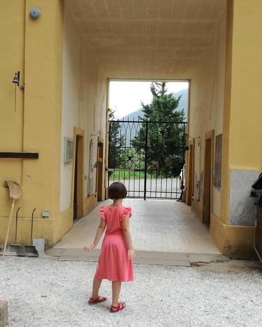 Prega sulla tomba del padre e resta chiusa nel cimitero 