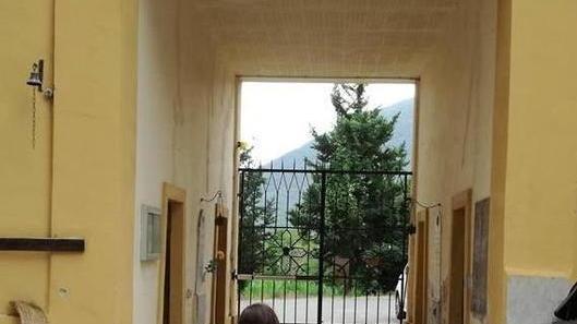 Prega sulla tomba del padre e resta chiusa nel cimitero