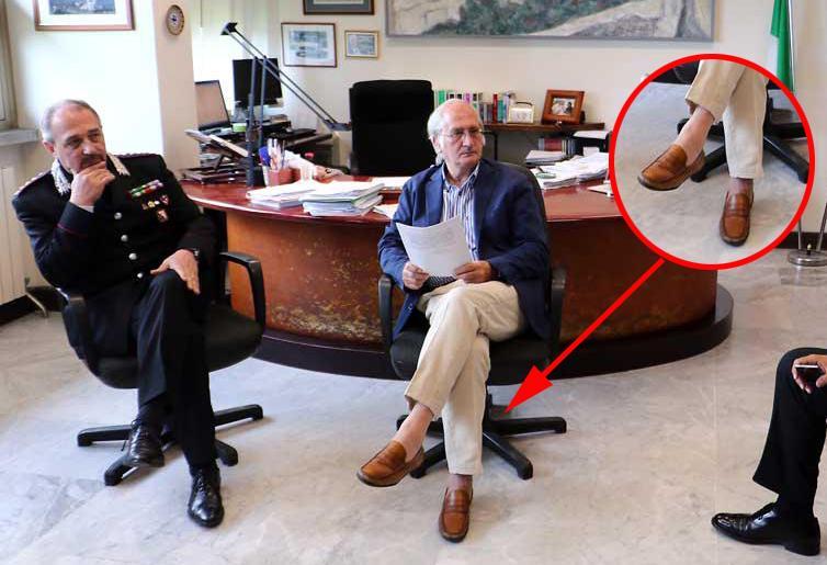Il procuratore Aldo Giubilaro senza calzini in conferenza stampa