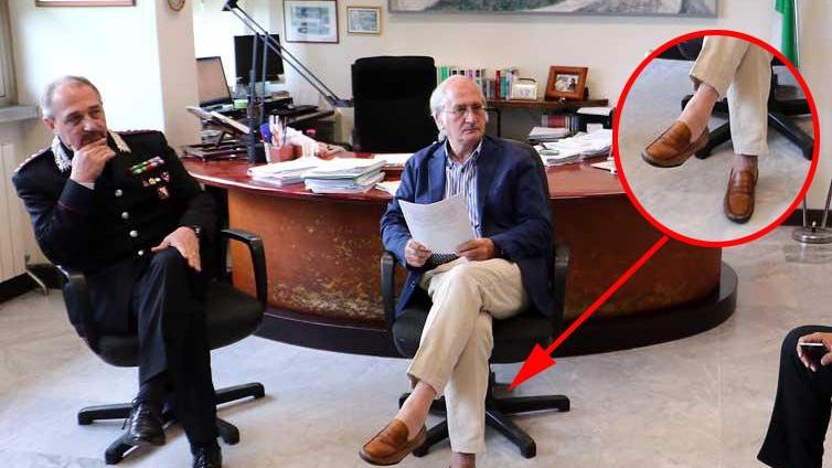 Il procuratore Aldo Giubilaro senza calzini in conferenza stampa