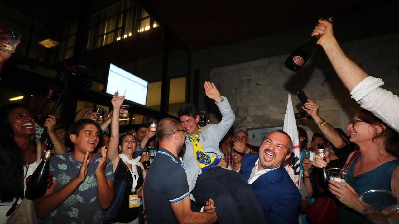 De Pasquale, nuovo sindaco di Carrara, portato in trionfo