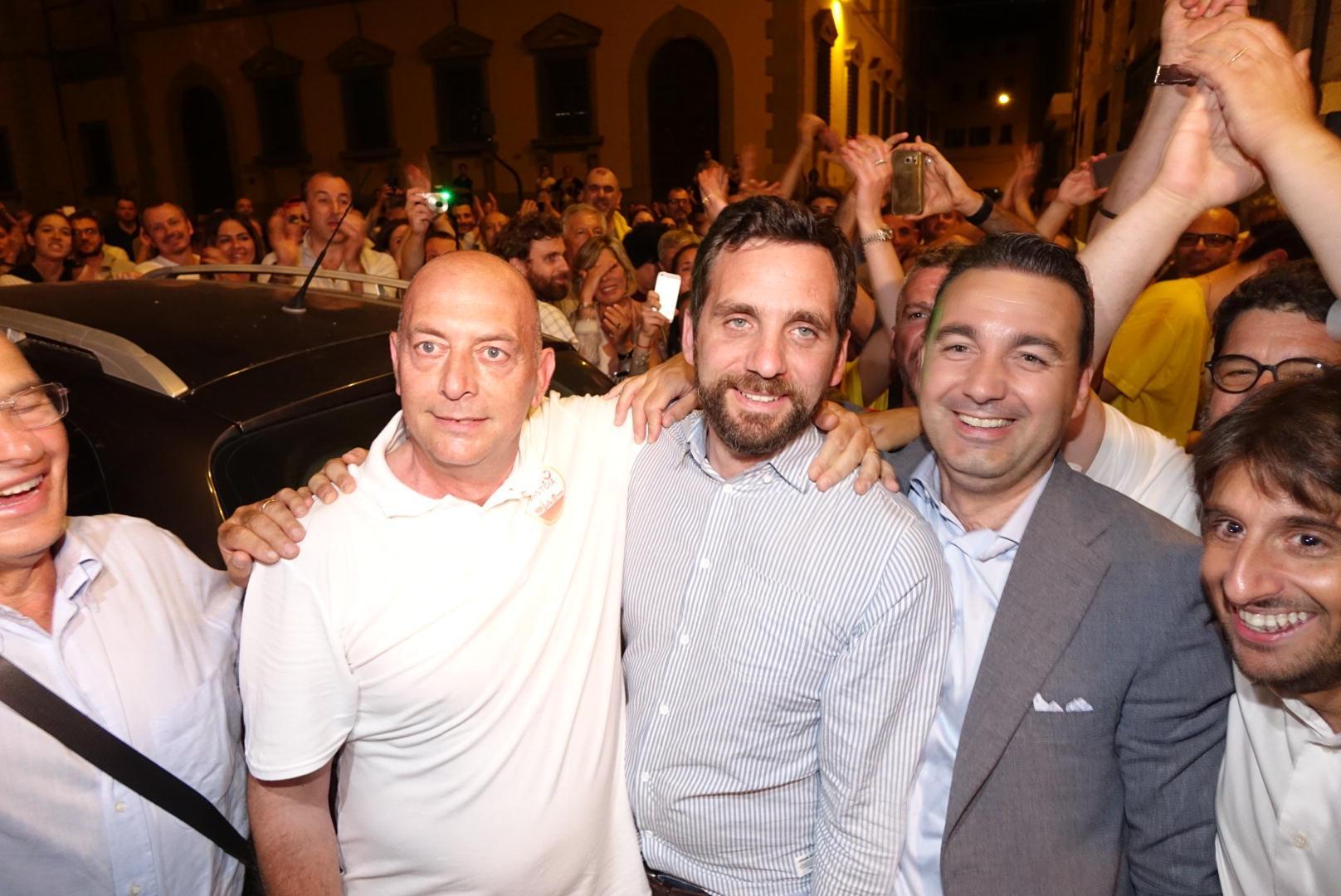 Pistoia, la festa per Tomasi nuovo sindaco di Pistoia