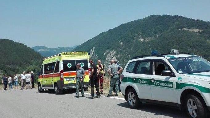 Malore mentre pedala Ciclista sviene in strada