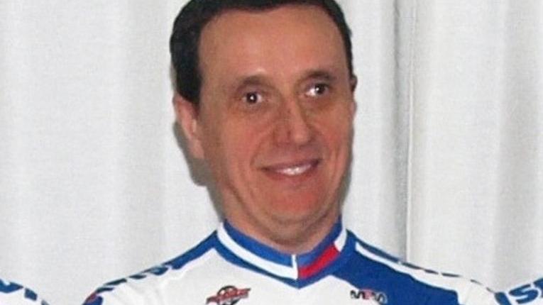 Cade con la bicicletta: muore un 55enne