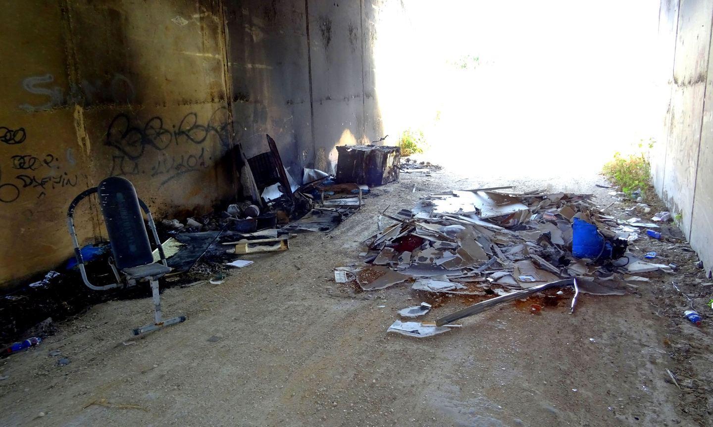 Una discarica invade il sottopasso