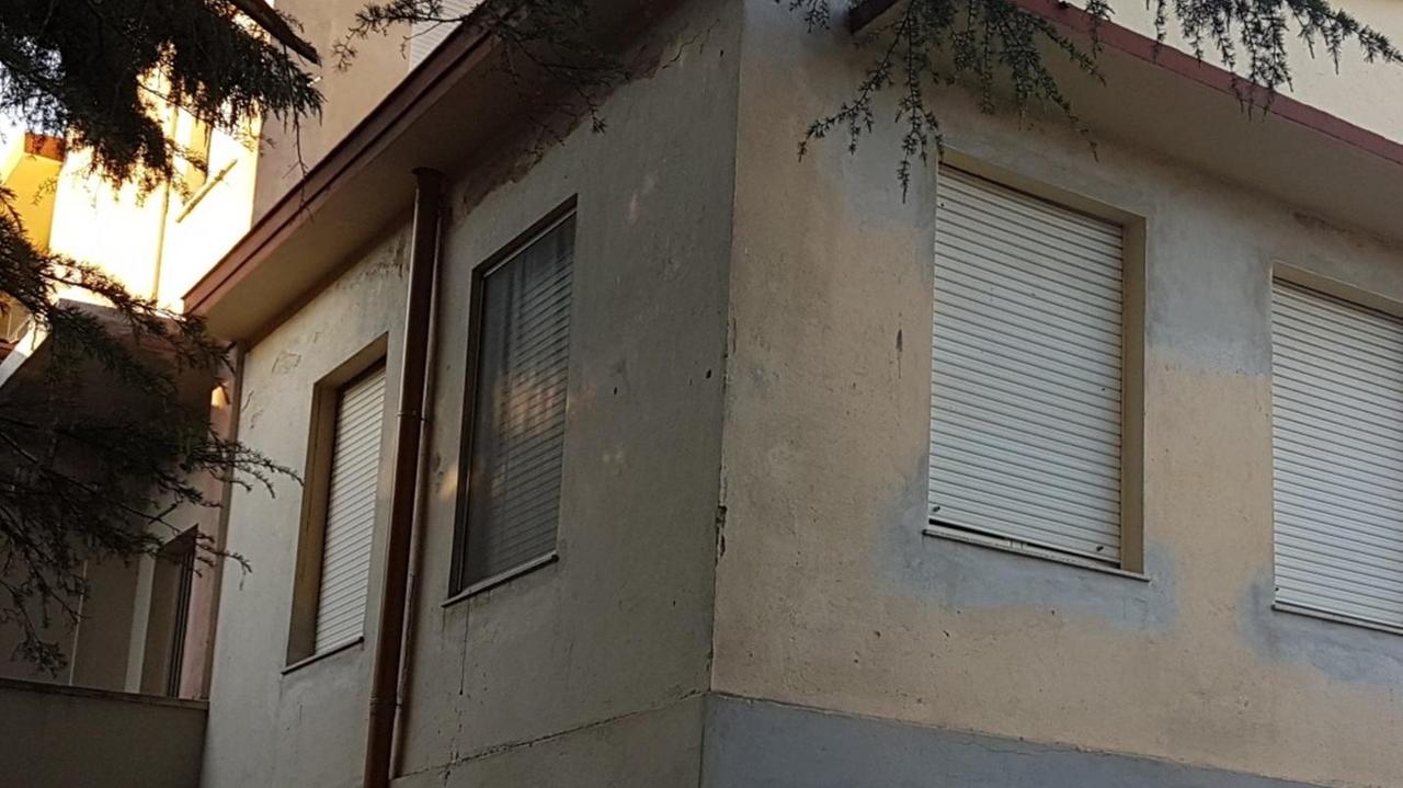 Famiglia con 5 figli occupa un alloggio