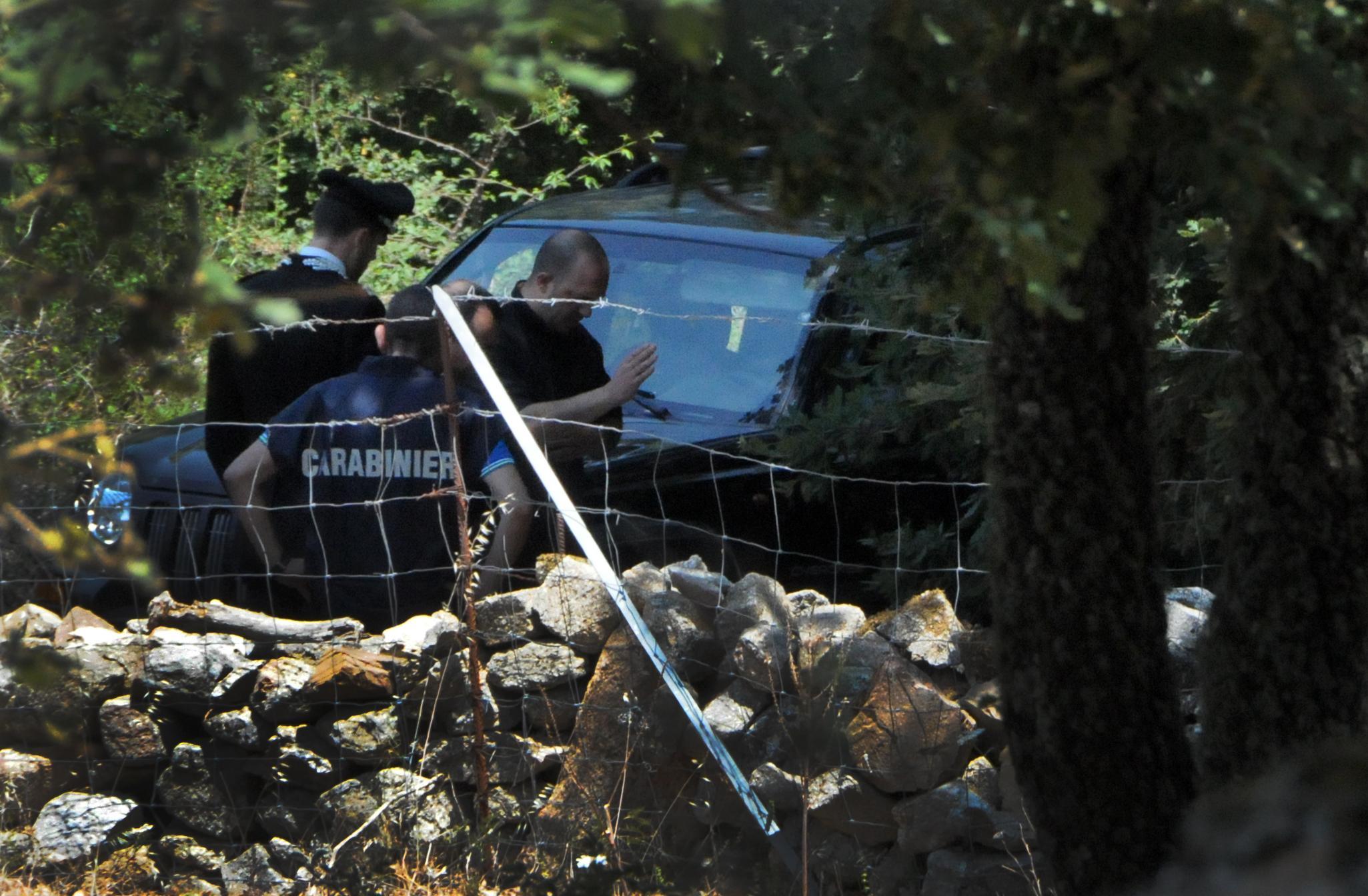 La benedizione della salma sul luogo del delitto (foto Locci)