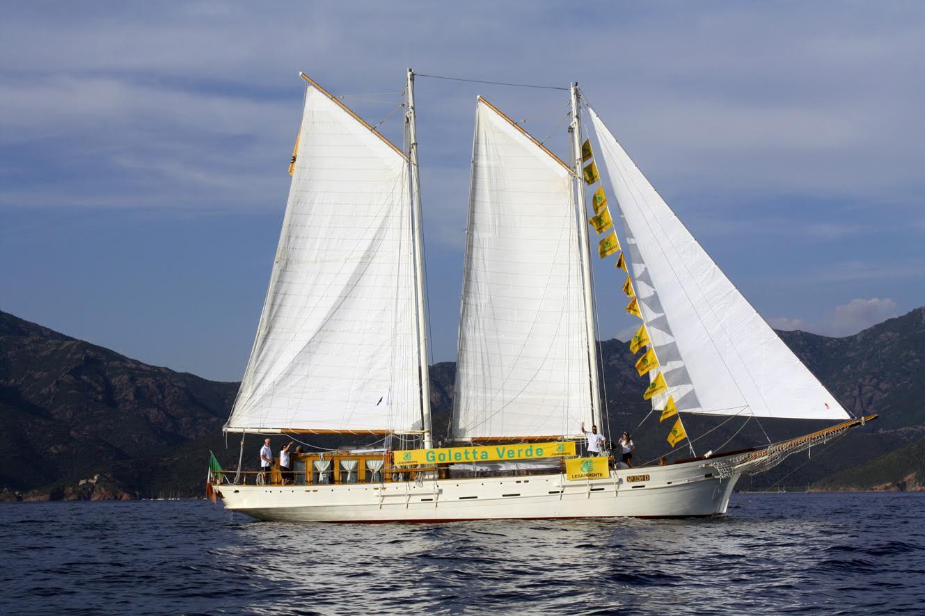 Goletta verde all'isola d'Elba (foto di archivio)