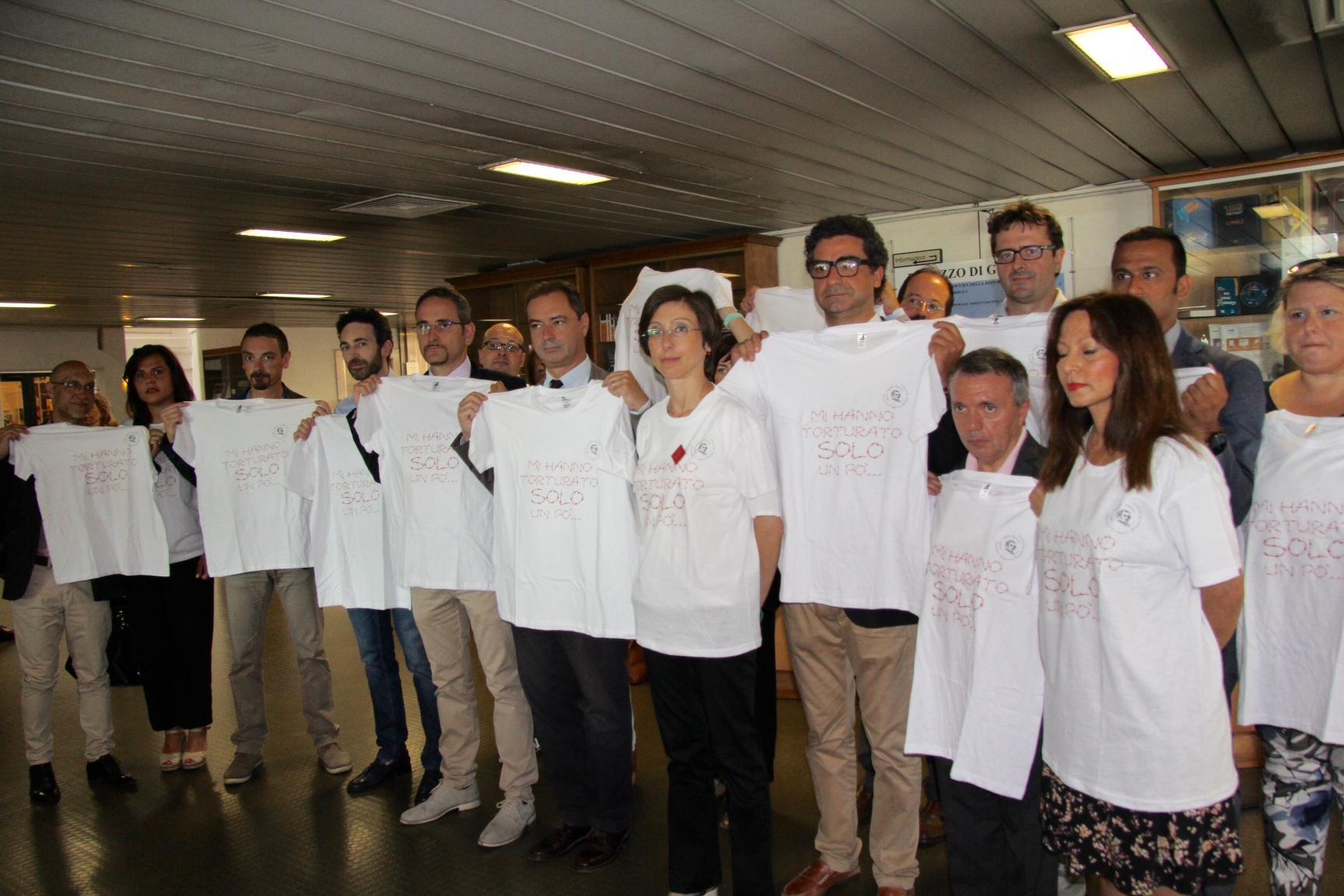 Il flash mob degli avvocati contro il disegno di legge sulla tortura (foto Batavia)