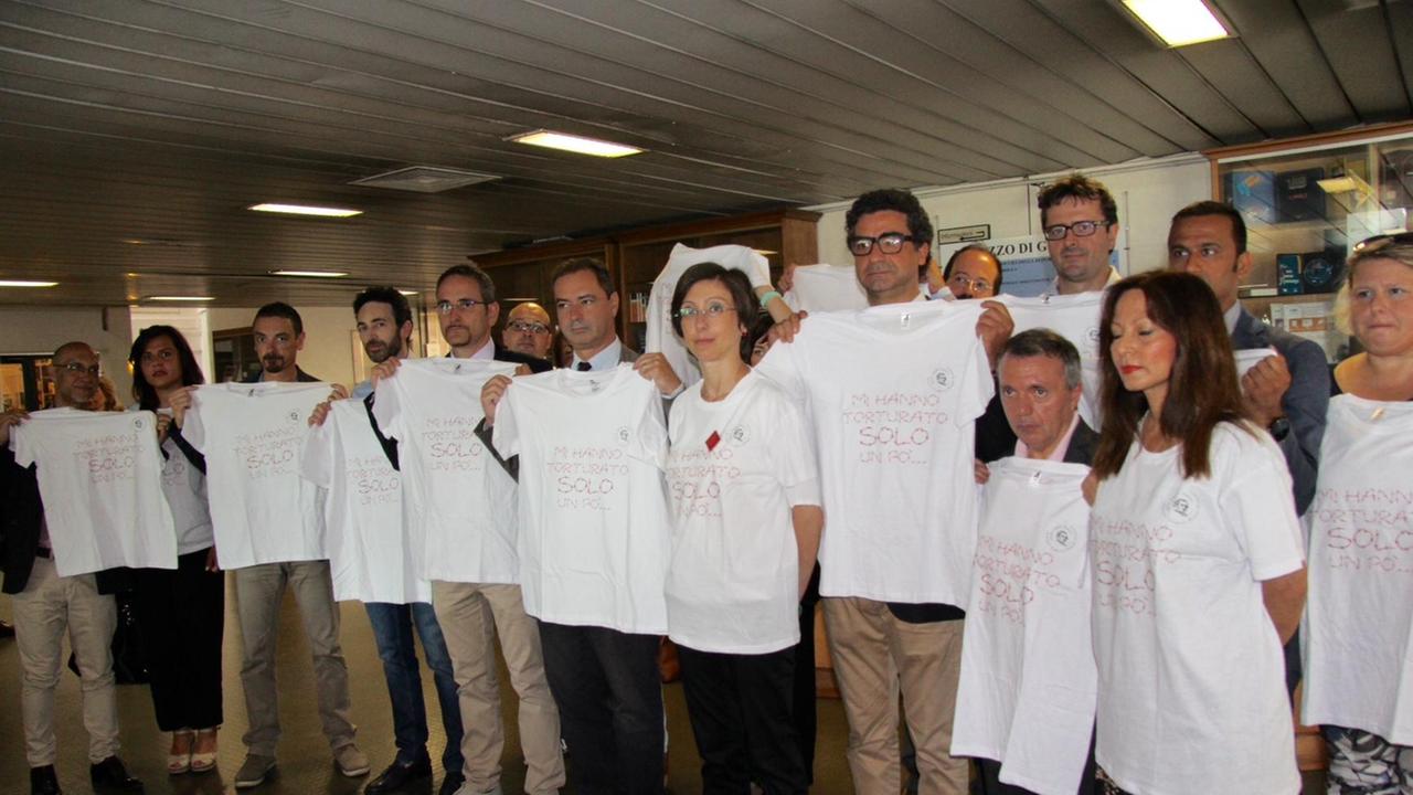 Il flash mob degli avvocati contro il disegno di legge sulla tortura (foto Batavia)
