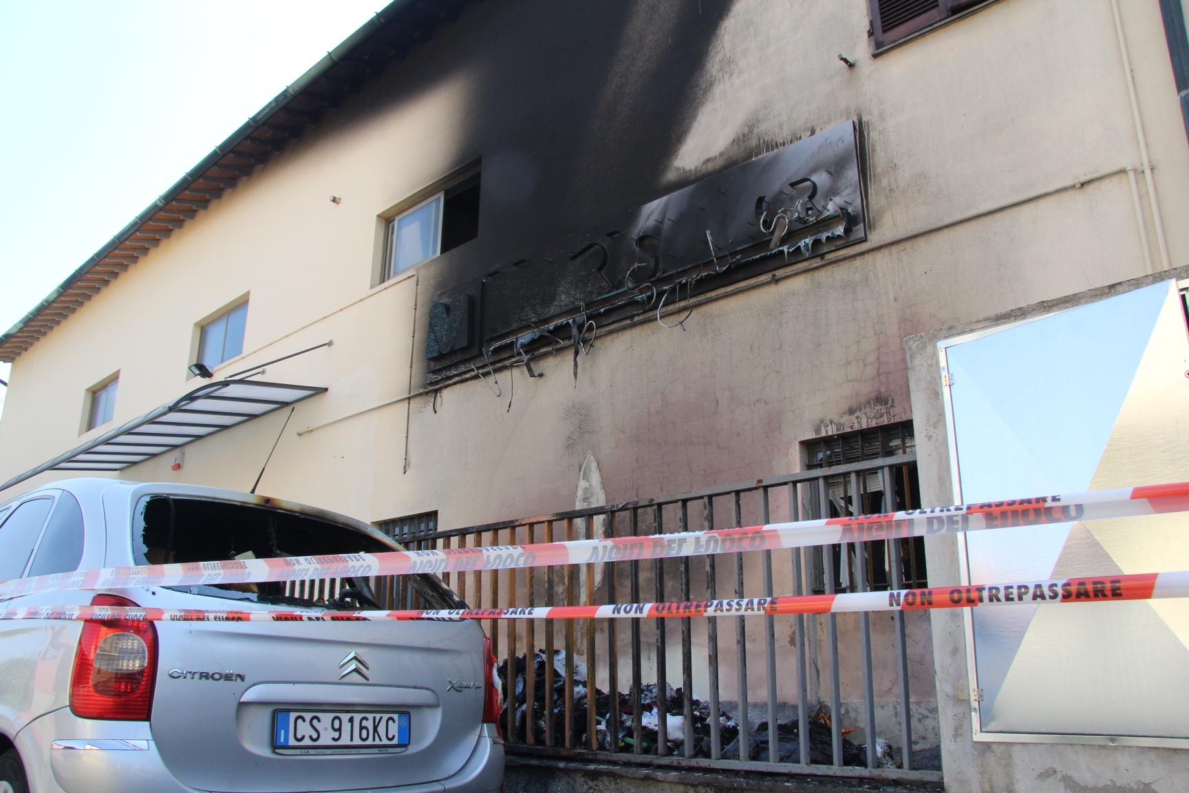 I danni provocati dalle fiamme in via Perini a Tavola (Foto Batavia)