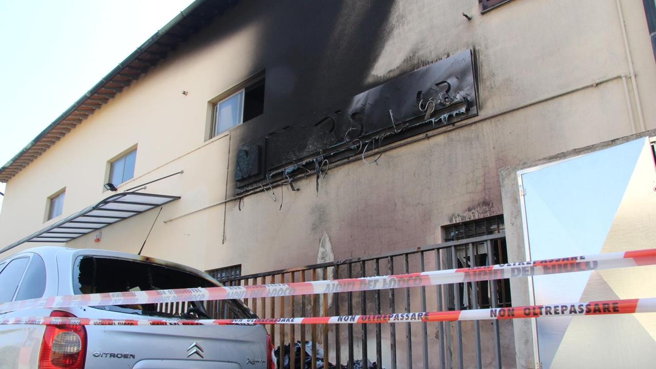 I danni provocati dalle fiamme in via Perini a Tavola (Foto Batavia)