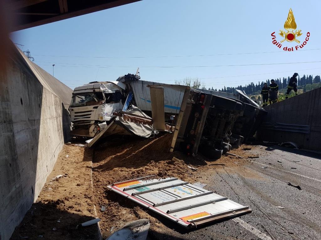 L'incidente sull'Autopalio (foto vigili del fuoco)