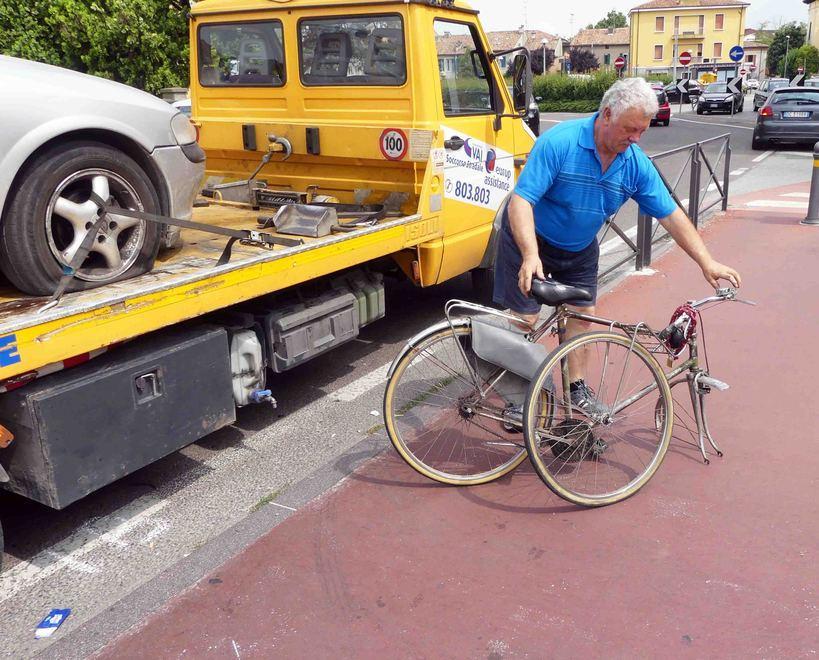 Investito in bici sulle strisce  