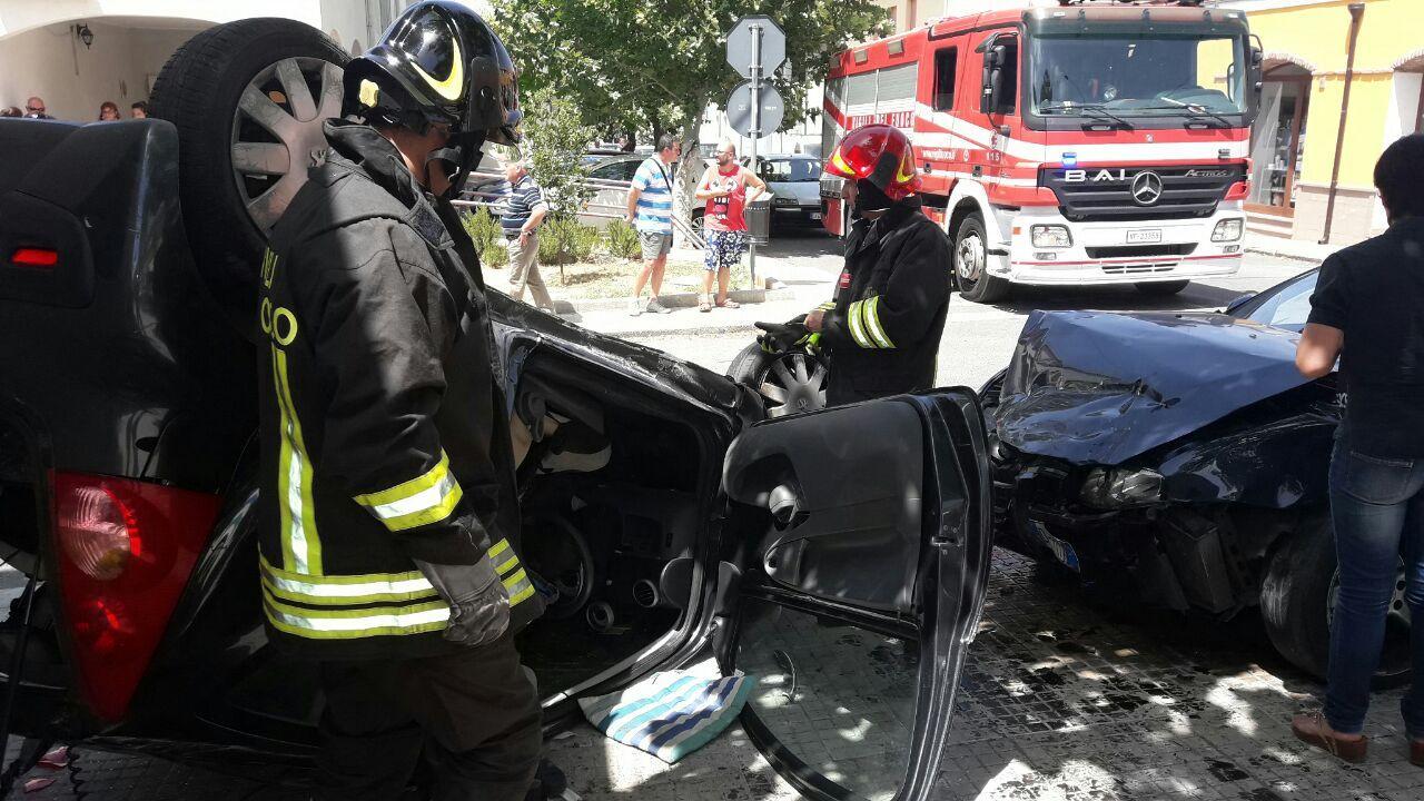 Schianto fra auto a Ossi, feriti un ragazzo e una ragazza