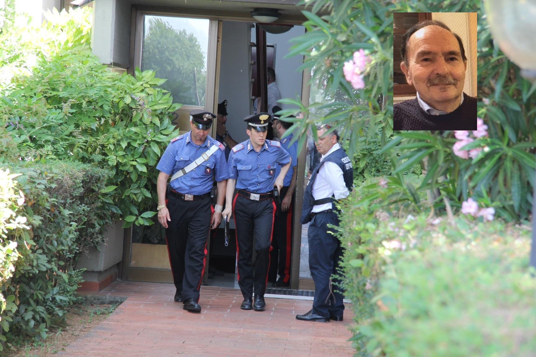 I carabinieri escono dalla palazzina dove è avvenuto l'omicidio-suicidio, nel riquadro Piero Innocenti