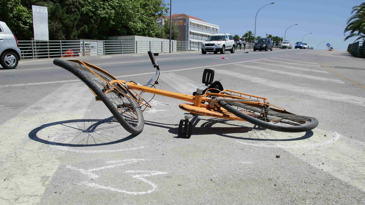 La bici della turista dopo l'incidente