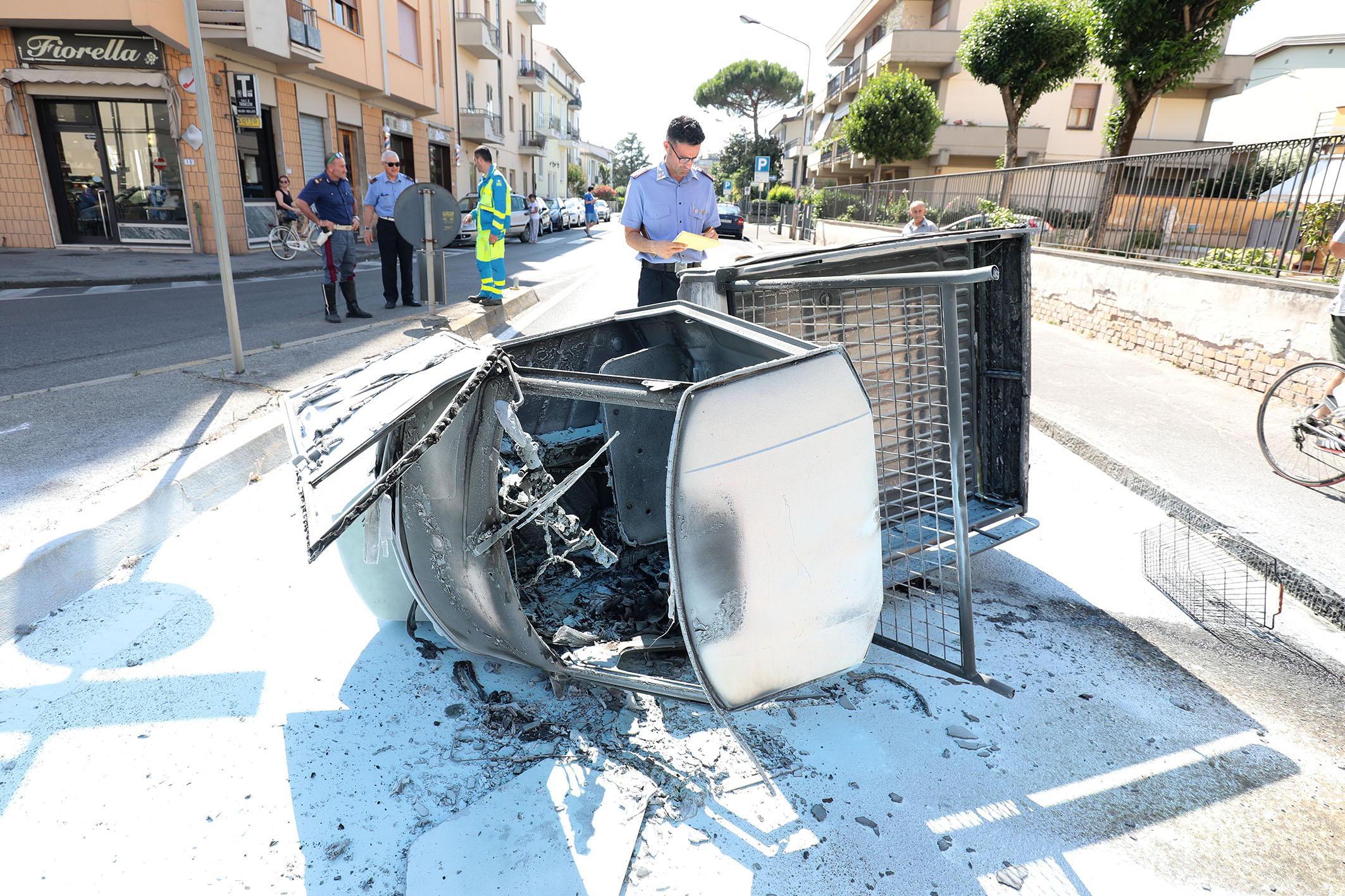 I rilievi sull'Ape incendiato (Foto Agenzia Carlo Sestini)