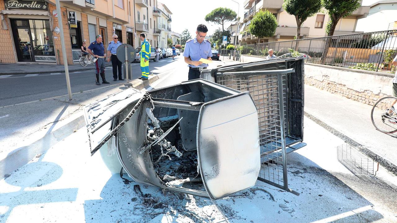 I rilievi sull'Ape incendiato (Foto Agenzia Carlo Sestini)