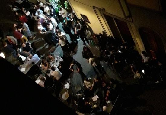 Movida "dall'alto" in via Settesoldi (foto Batavia)