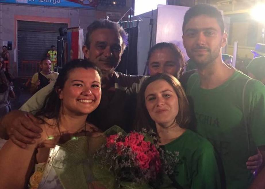 Debora ed Enrico (con le maglie verdi), con la famiglia Monzitta