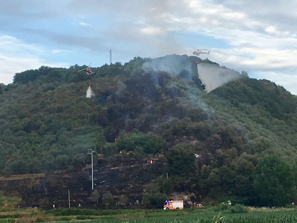 Gli elicotteri in volo sull'incendio