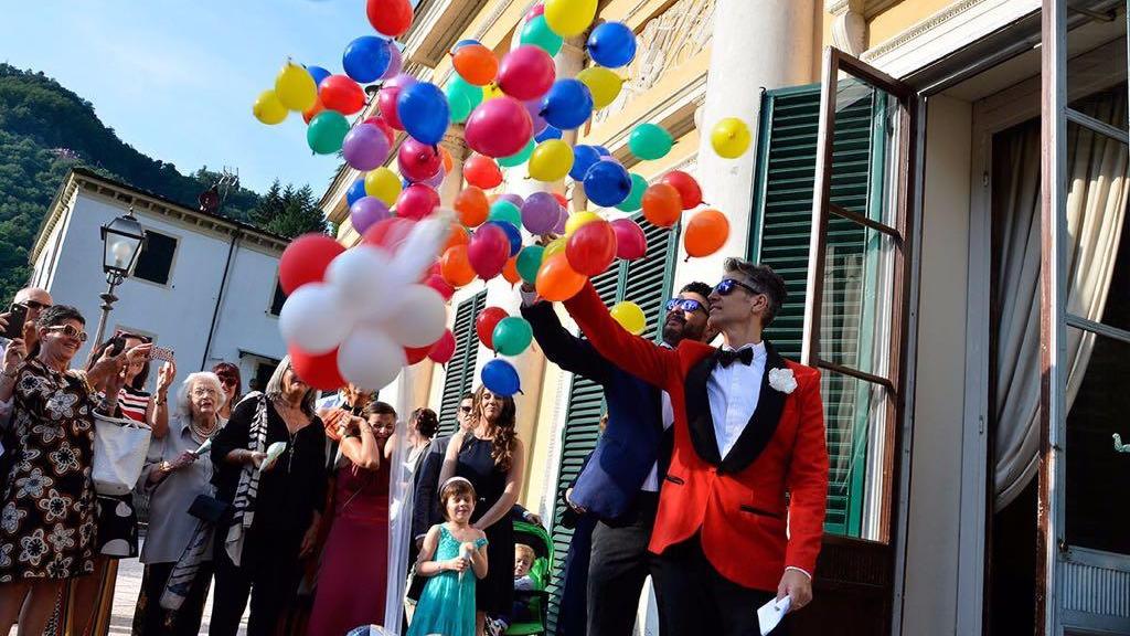 I due sposi all’uscita dalla cerimonia che li ha uniti con tanti palloncini colorati
