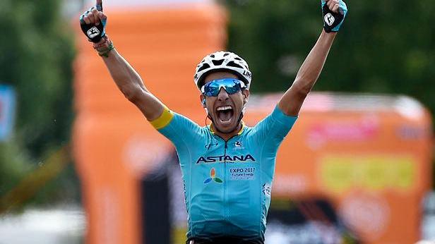 Aru tricolore con la maglia di Scarponi