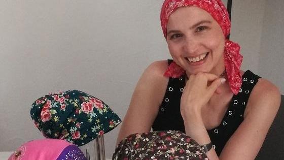 «Una ‘chemio’ più umana con copricapo e trucco»