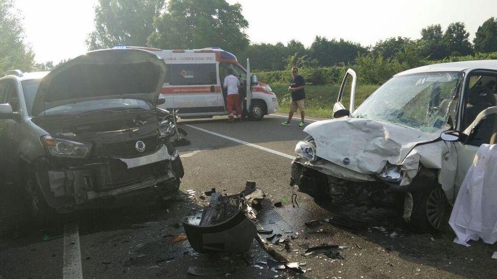 Scontro frontale, 26enne in rianimazione