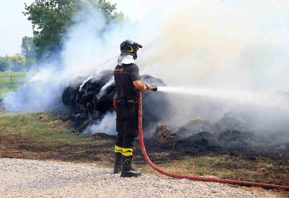 Incendio distrugge 140 rotoballe di fieno 