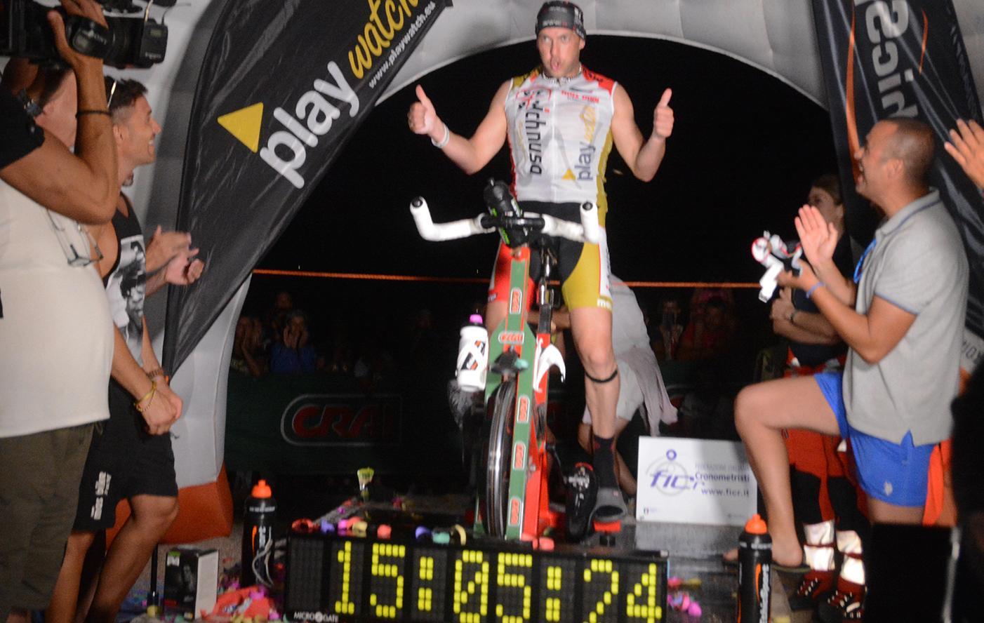 Dopo 15 ore e 5 minuti sui pedali Vidili conquista il nuovo record