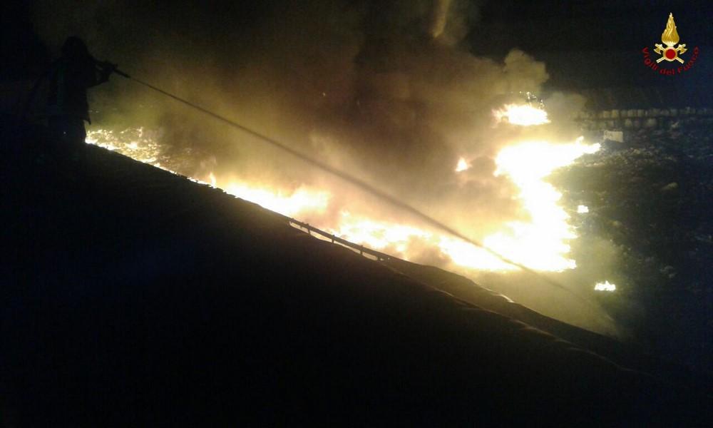 Maxi incendio in discarica: bruciano rifiuti urbani. Non consumare verdure. Il sindaco: "È doloso" - Video 