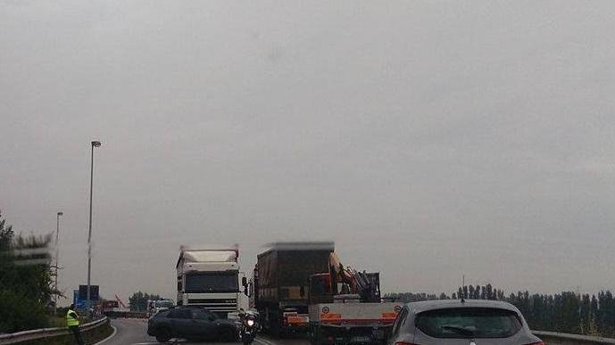 Modena, auto contro Tir: tangenziale bloccata
