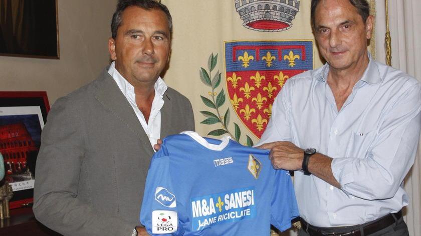 Sanesi con la maglia del Prato e l'ex sindaco Cenni (Foto Batavia)
