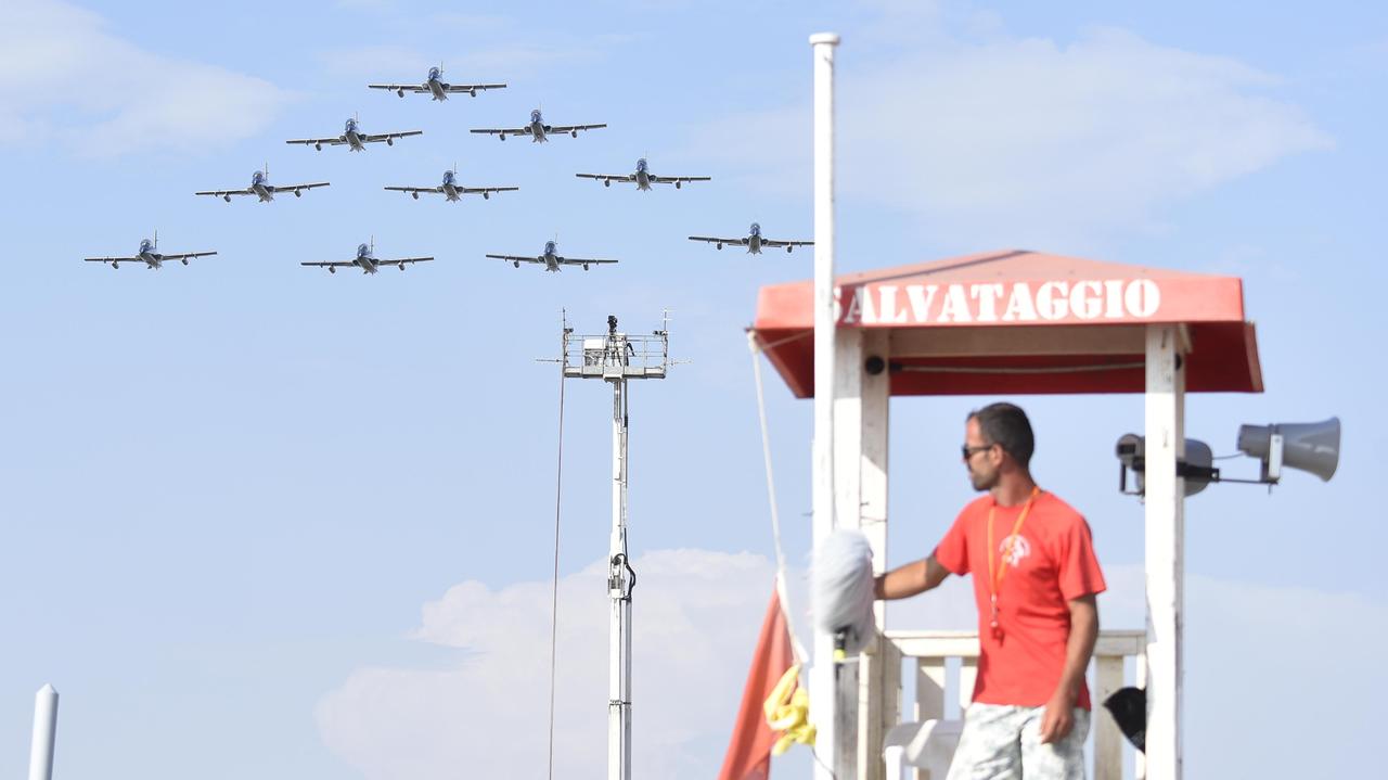 L'arrivo delle Frecce tricolori a Marina di Grosseto per l'Air show 2017 (foto Agenzia Bf)