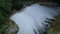 La schiuma fotografata nelle acque del torrente Agna venerdì 23 giugno 