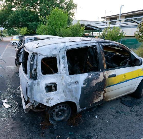 Modena, auto del Comune incendiate: arrestato 30enne 
